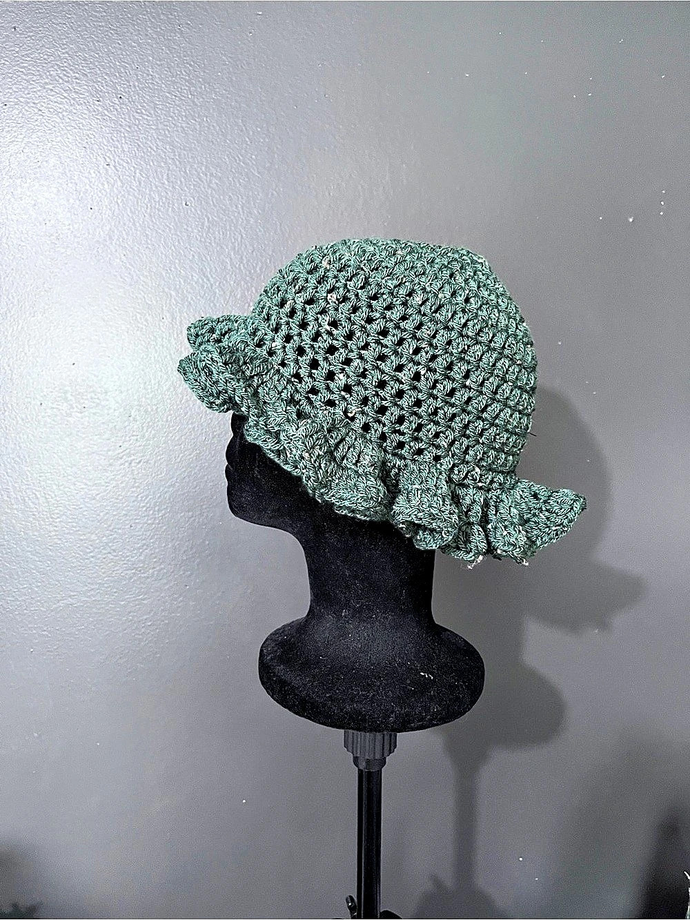 Green Crochet Ruffle Brim Hat Like New